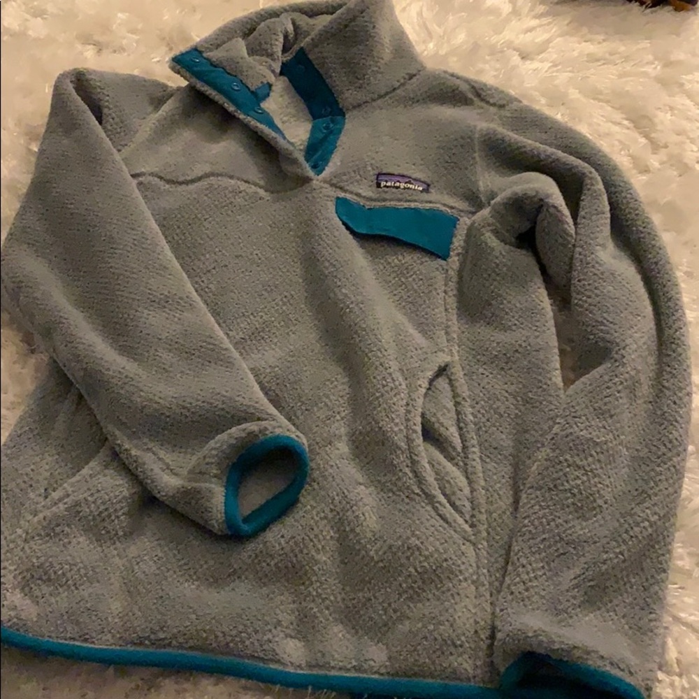 gray/ blue patagonia sweatshirt